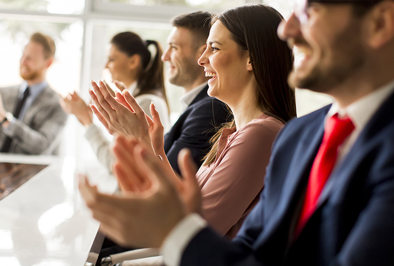 Foto di persone che applaudono