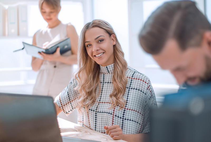 Al lavoro in ufficio con luce naturale