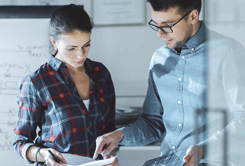 Due colleghi al lavoro per la riduzione delle emissioni